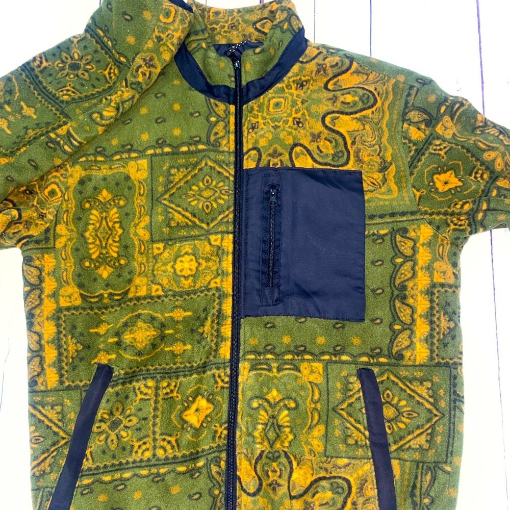 Green with multicolor sweater !